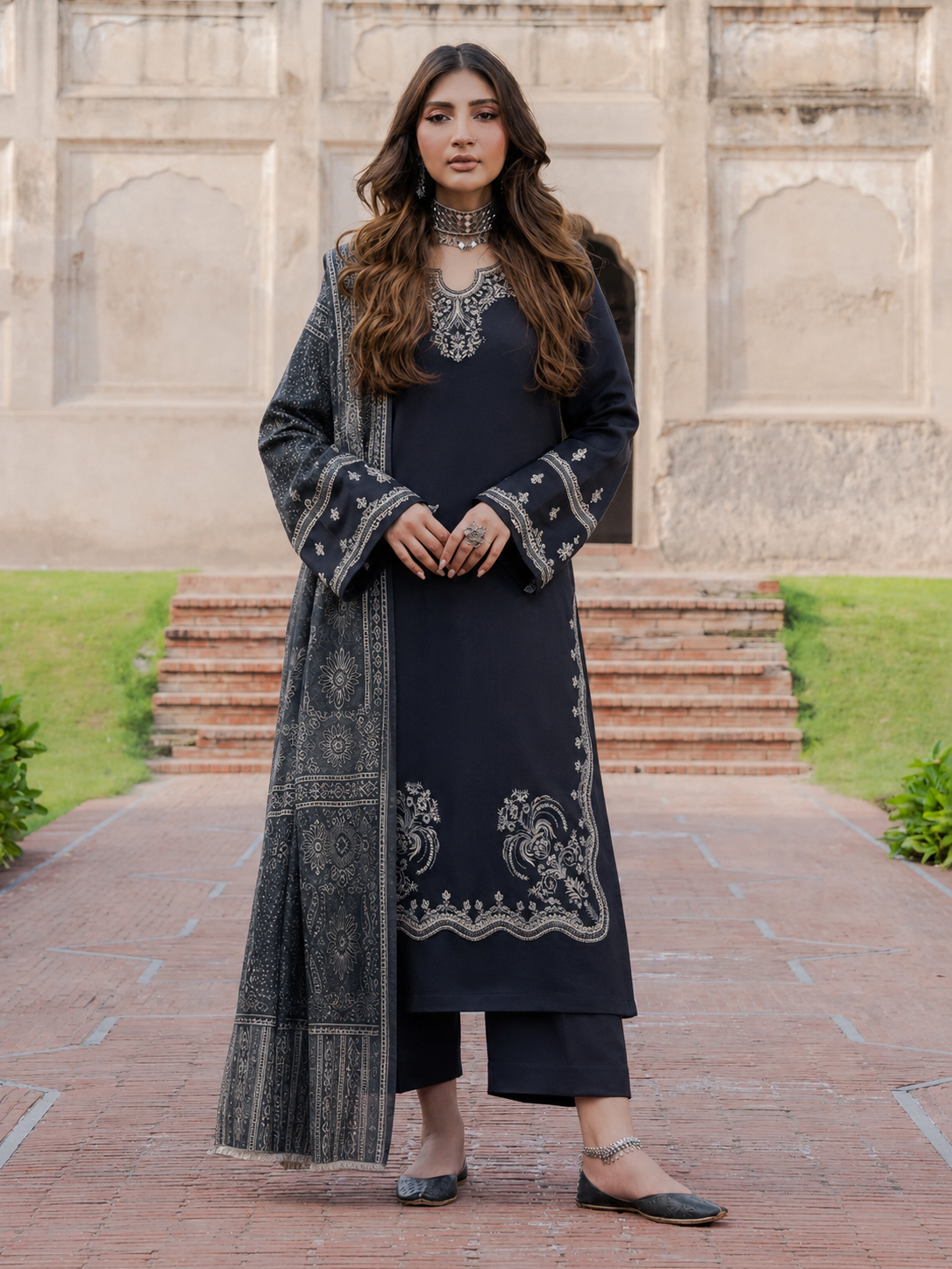 Izel Lawn Embroidered 3 Piece | IL101