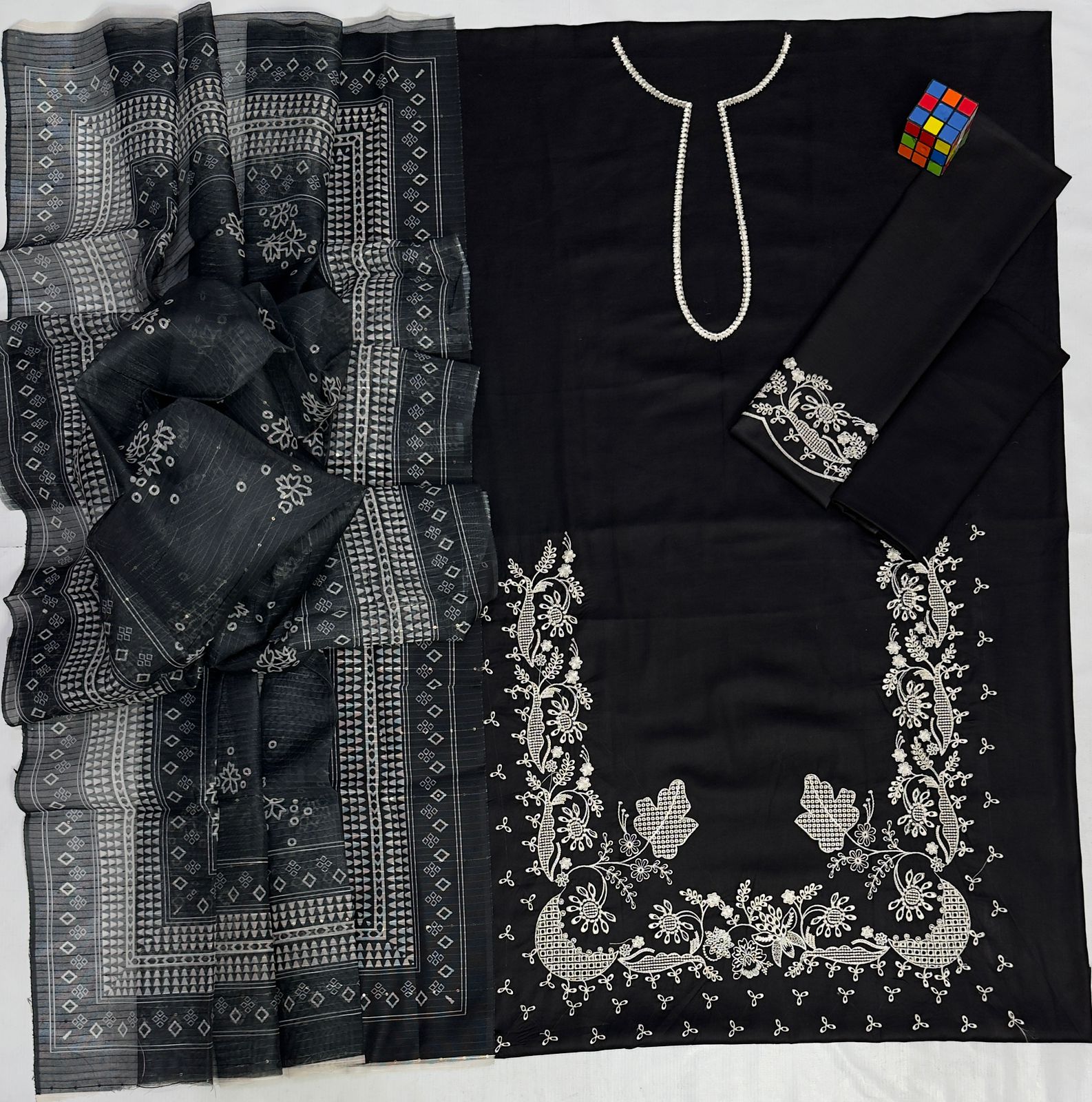 Laam Lawn Embroidered 3 Piece | LM211
